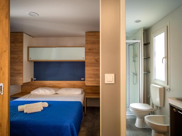 Camera con letto matrimoniale e bagno privato.