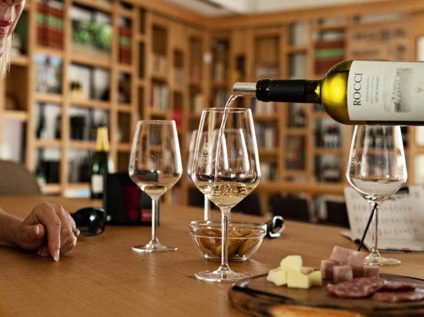 Degustazione di vino bianco con formaggi e salumi.