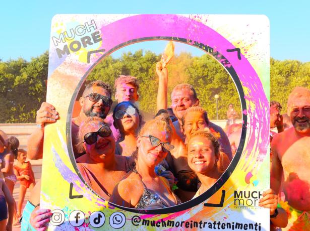 Glückliche Gruppe bei einem bunten Event mit Much More Rahmen.