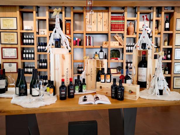 Wein- und Ölausstellung in einem eleganten Weingeschäft.