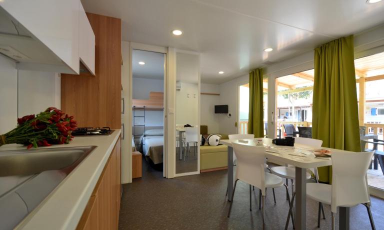 Moderno appartamento con cucina, sala da pranzo e camera da letto.