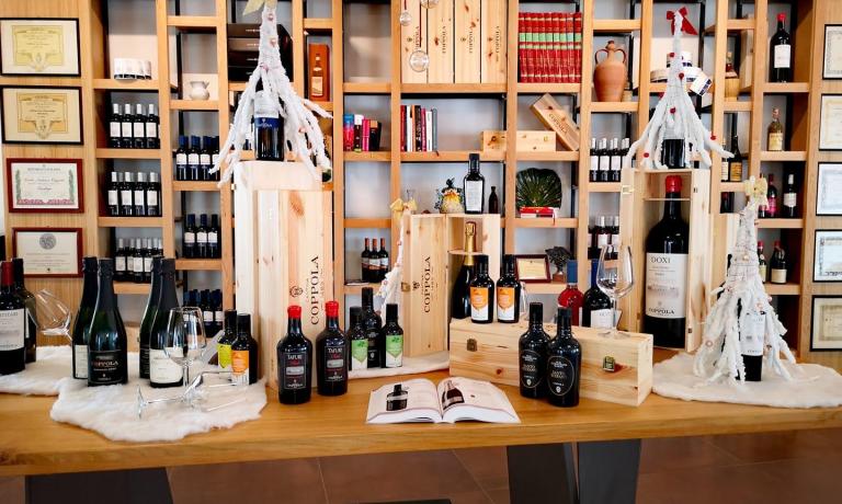 Wein- und Ölausstellung in einem eleganten Weingeschäft.